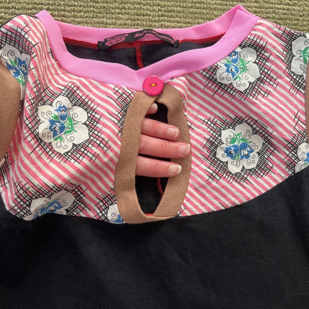 Black and Pink Keyhole Capsleeve Shirt Size Small - Picture 5 of 10